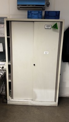 1 Metallschiebetürenschrank